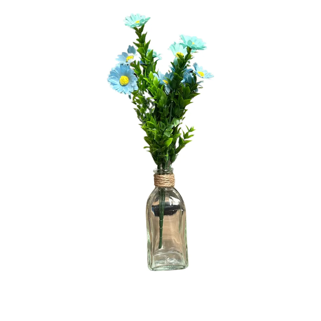 Diverse tafelvaasjes met sierbloemen