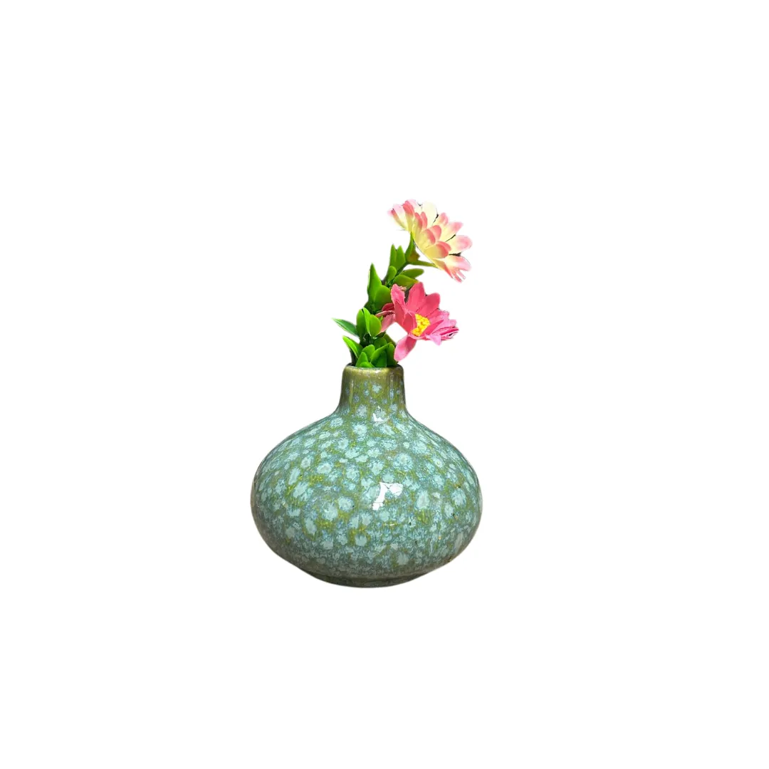 Diverse tafelvaasjes met sierbloemen